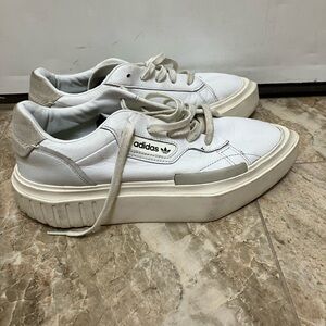 ADIDAS HYPERSLEEK pointed toe white 2” platform sneaker. EUC. 8.5